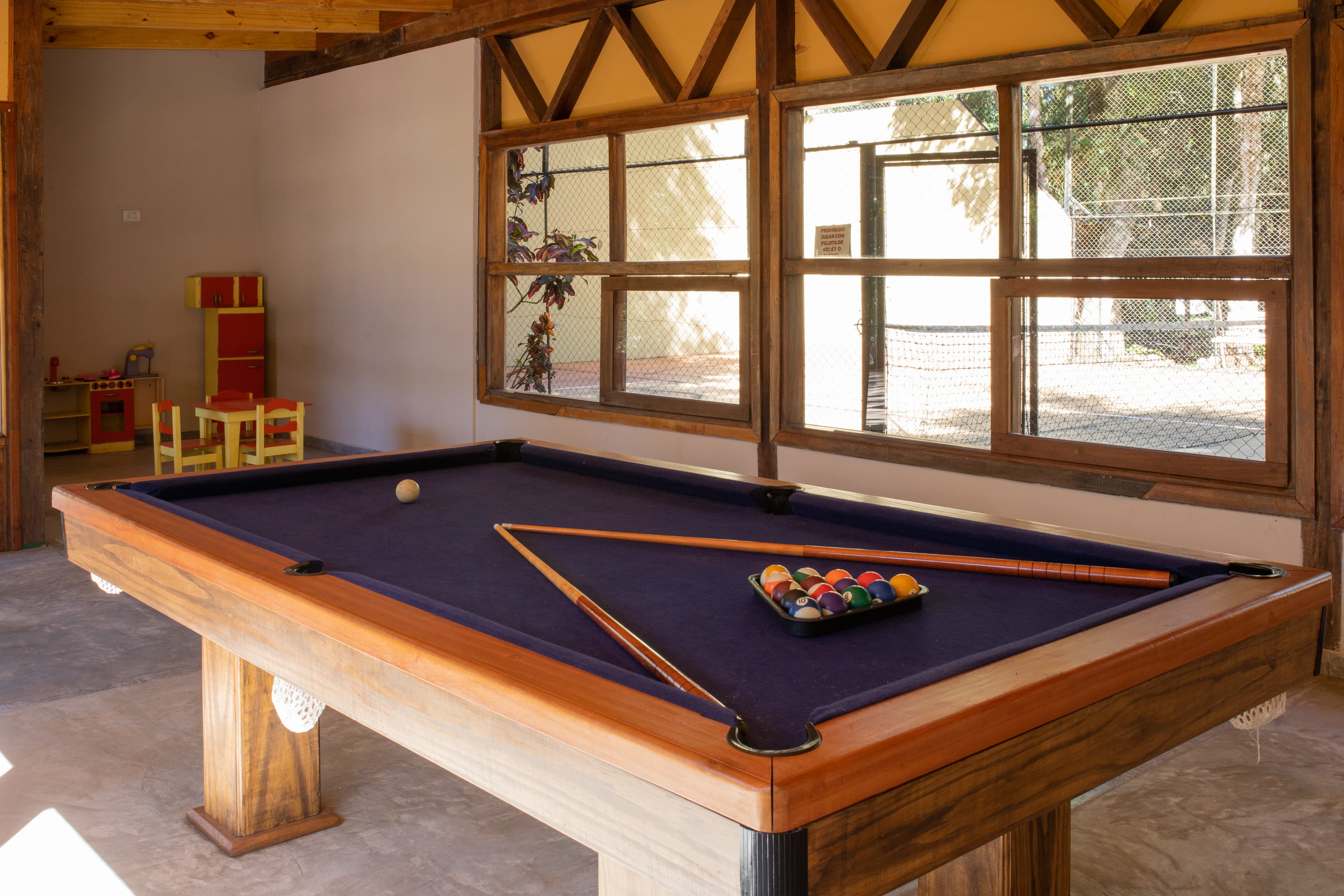 Diversión y encuentro en nuestro salón de juegos, perfecto para compartir momentos con los chicos